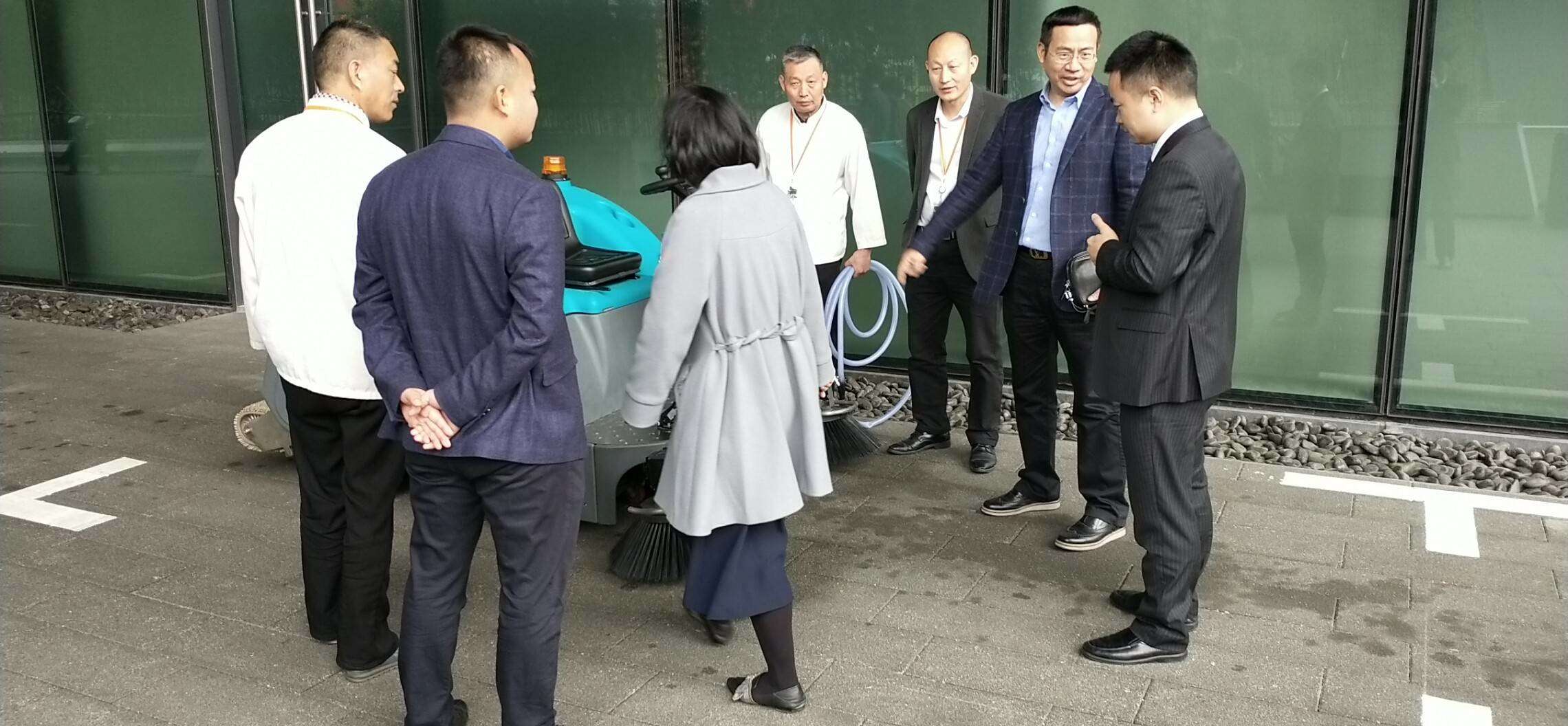 清晨雨拖地车在深圳腾讯总部使用