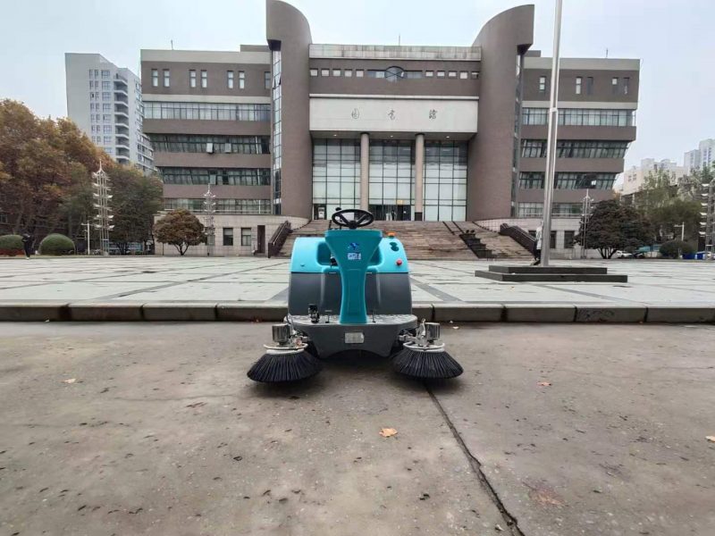学校校园清洁用什么设备?驾驶式清洁设备解决室外大面积清洁难题