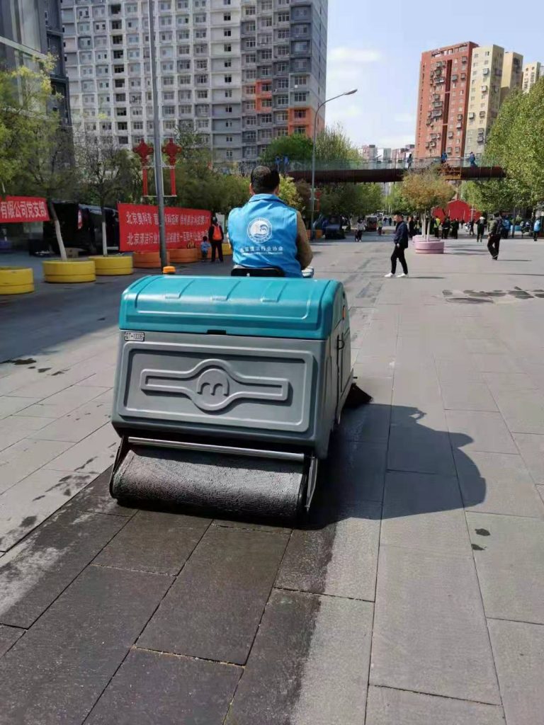 行至首都,坐观纤尘不染,清晨雨拖地车助力北京清洁行业