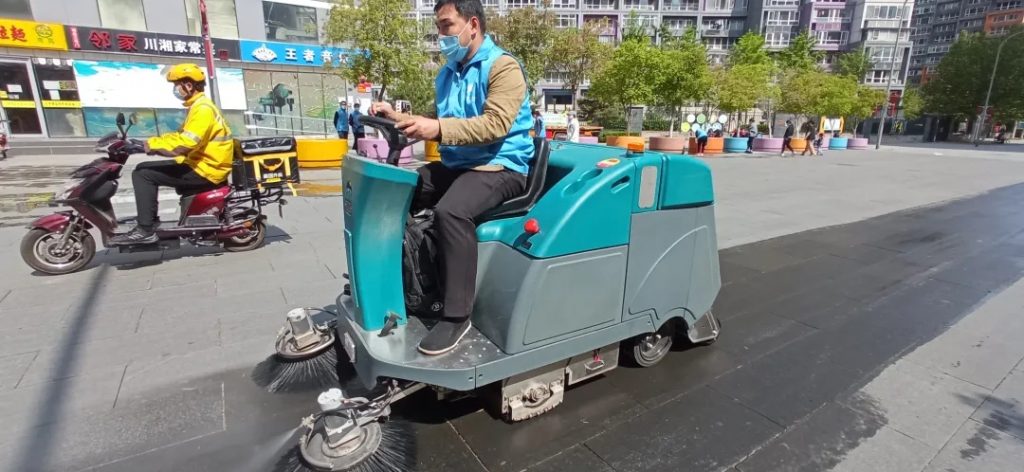 行至首都,坐观纤尘不染,清晨雨拖地车助力北京清洁行业