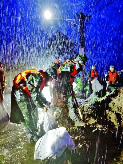 清晨雨抗汛公益“郑”行动，同“州”共济，“河”你一起，共度“南”关！