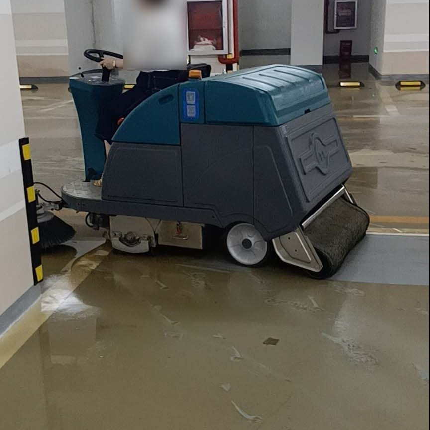 一下雨地库就成"溜冰场"？物业需要一套雨季清洁预案