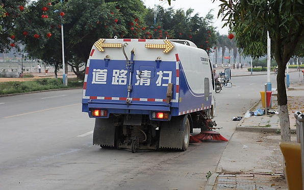 浅析国内电动扫地车，道路清扫车发展和研究方向