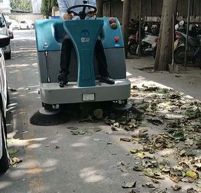 电动扫地车真的有用吗？跟清晨雨一起来看看网友都是怎么说的