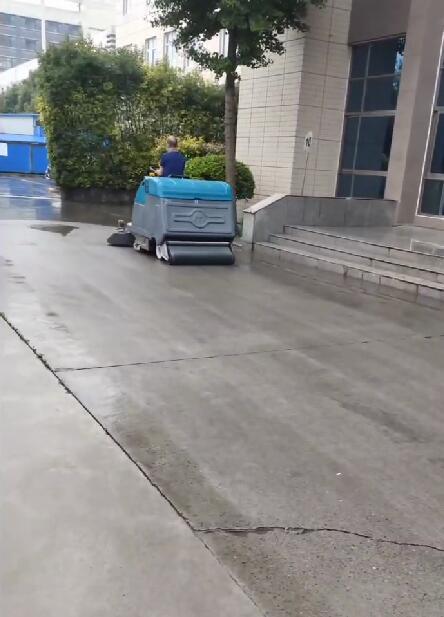 清晨雨洗地车在雨天洒水？官方回应系拖地车在清理泥污