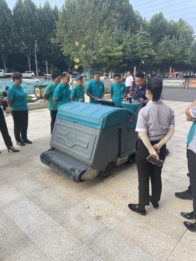 驾驶式扫地机助力高效清洁，改变城市面貌