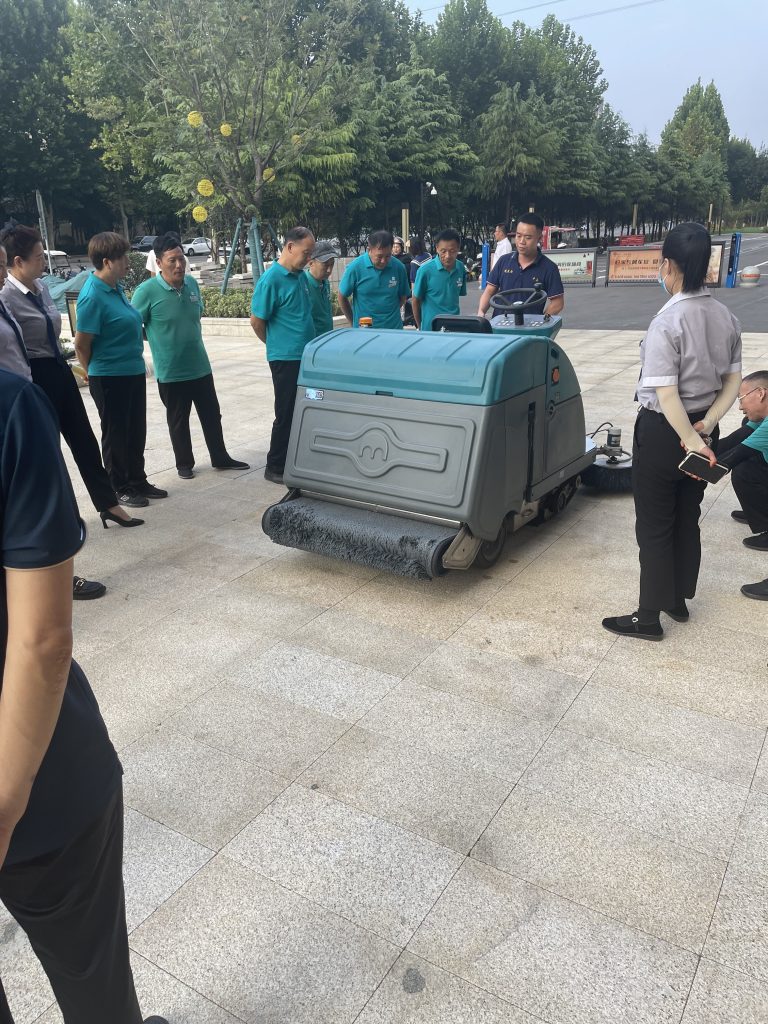 新闻报道：驾驶式扫地机，城市清洁的新力量