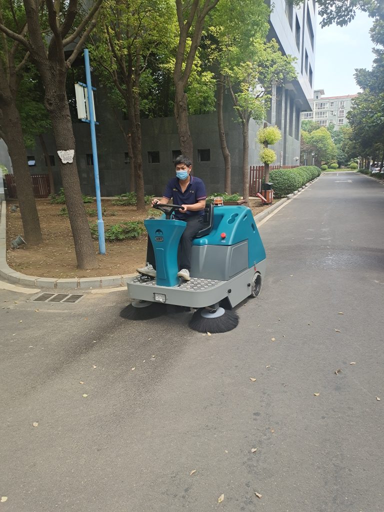 扫地车成为城市环卫工作新利器，推动环保事业发展