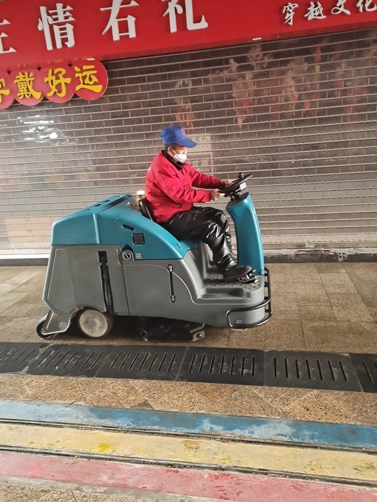 默默无闻的清洁工人-驾驶式洗地机