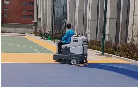学校清洁的新选择：洗地车让教育环境更清新