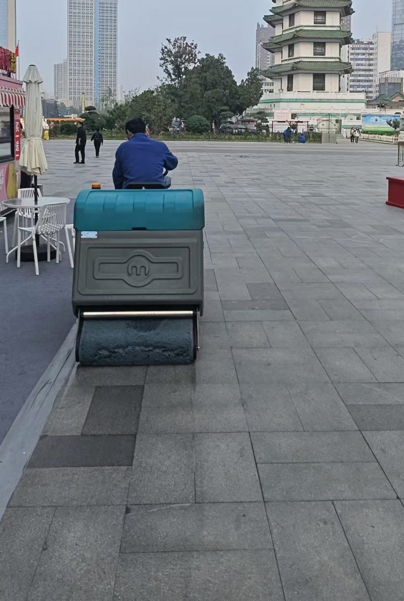 商业清洁新宠：大型洗地机，双效合一提升清洁效率！