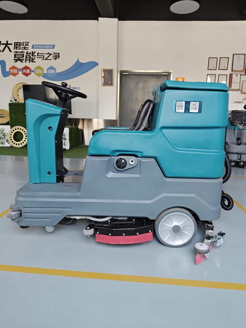 油污车间清洁翻车？防滑驱动+强力刷盘设计揭秘