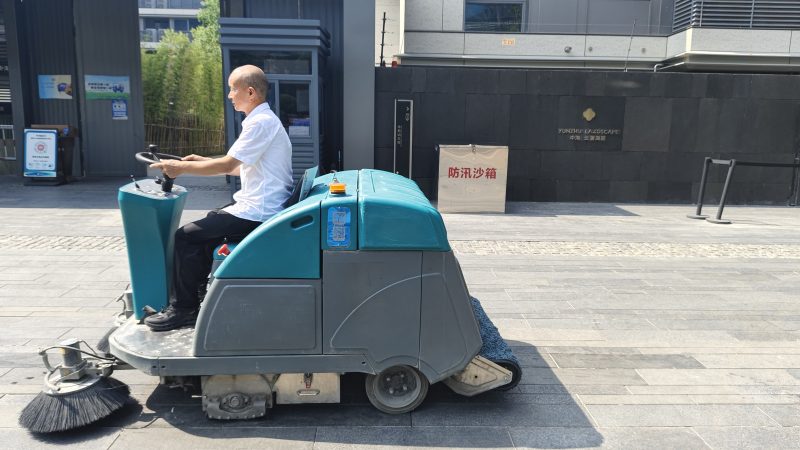 物业清洁成本大揭秘：扫地车价格背后的省钱之道！